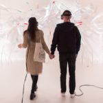 En couple dans la réalité virtuelle organisée par Desperados - Mardi Bleu – Agence de communication – photo & vidéo